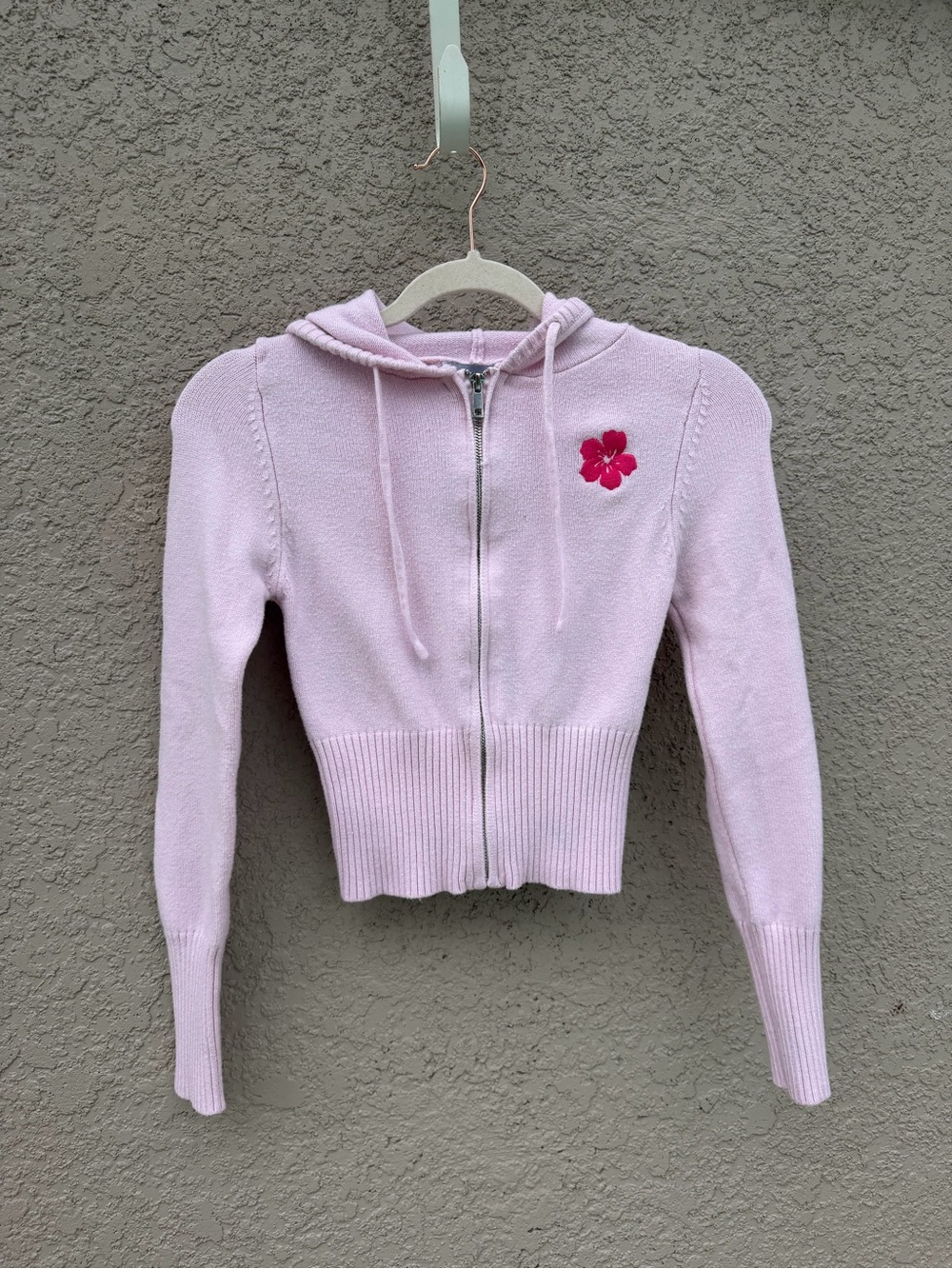 Cropped Light Pink Zip-Up Hooded Cardigan with Floral Patch